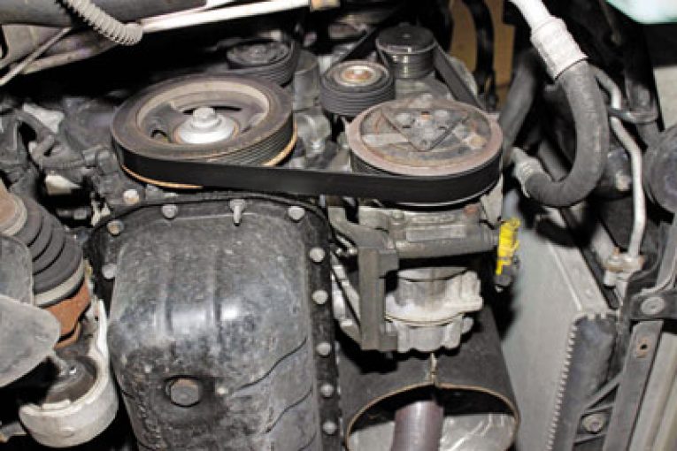 How to fit a timing belt on a Peugeot 206 - Professional Motor Mechanic