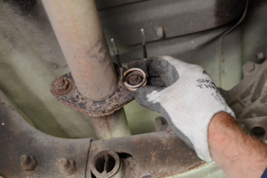 removing-rusted-exhaust-bolts