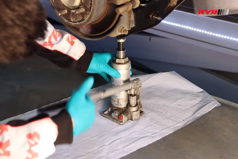 How to replace the rear shocks on Mitsubishi Lancer - Professional Motor Mechanic