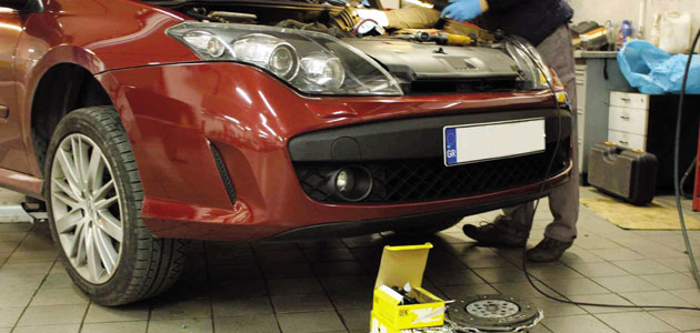 How to replace a clutch on a Renault Laguna