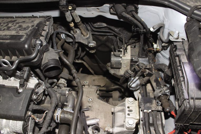 How to replace a clutch on a Volkswagen Golf Professional Motor Mechanic