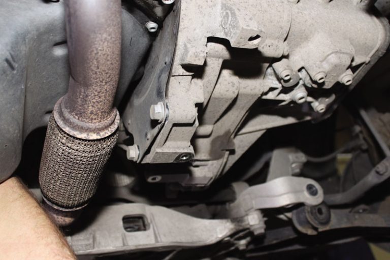 How to replace a clutch on a Volkswagen Golf Professional Motor Mechanic