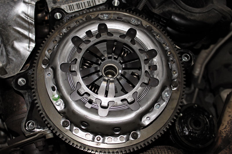 How to replace a clutch on a Volkswagen Golf Professional Motor Mechanic