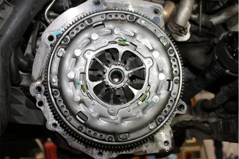 How to fit a clutch on an Audi A3 Professional Motor Mechanic