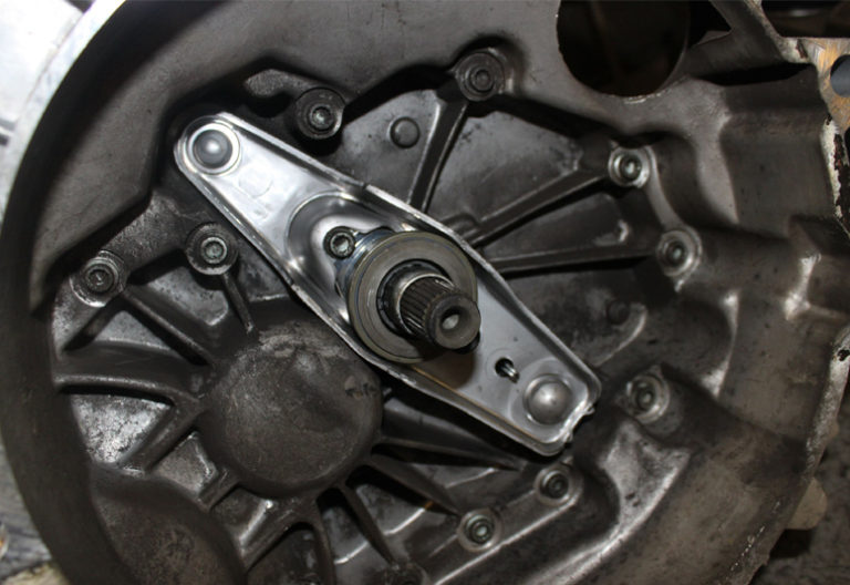 How to Fit a Clutch on a VW Golf Professional Motor Mechanic