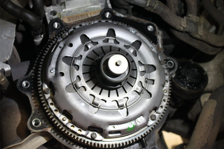 How to Fit a Clutch on a VW Golf Professional Motor Mechanic