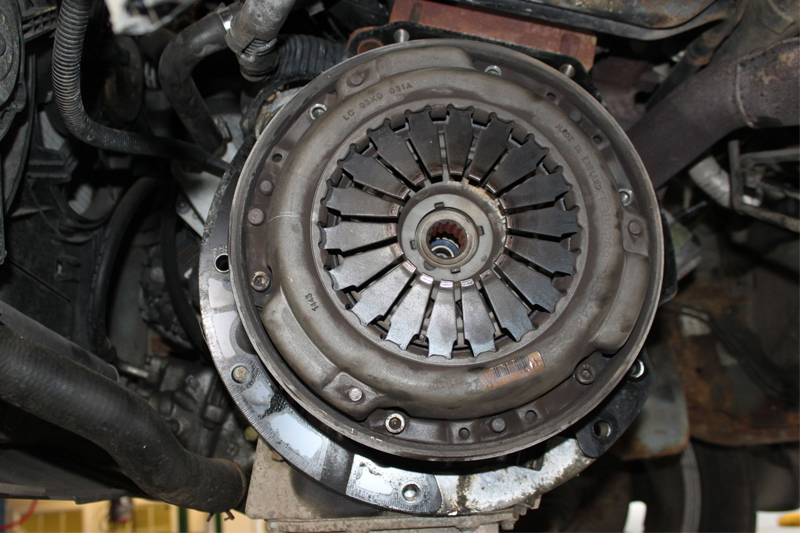 How to fit a clutch on a Land Rover Freelander Professional Motor