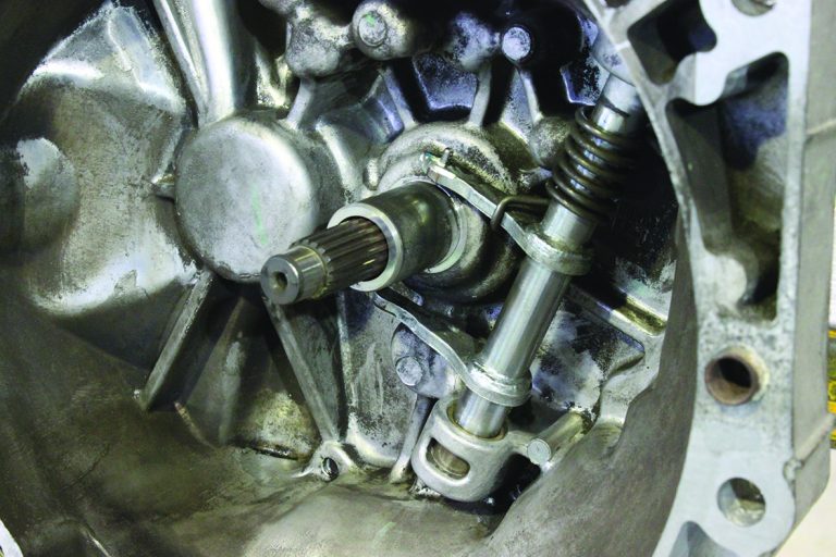 How to Fit a Clutch on a Suzuki Alto Professional Motor Mechanic