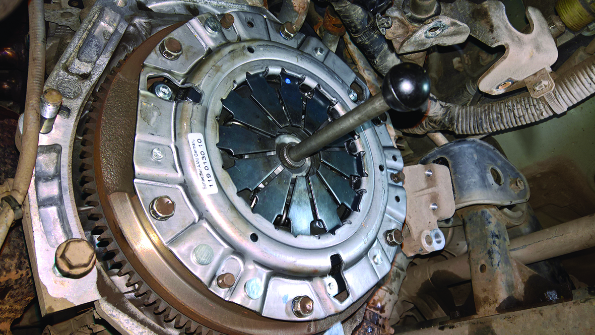 How to fit a Clutch on a Suzuki Splash Professional Motor Mechanic