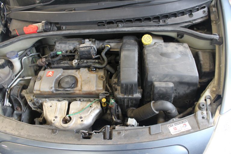 How To Fit a Clutch On a Citroën C3 Professional Motor Mechanic