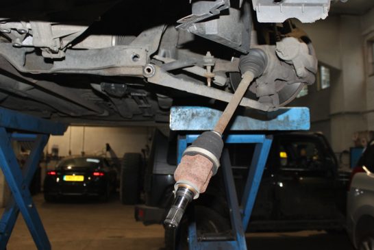 How to Fit a Clutch on a Peugeot 107 - Professional Motor Mechanic