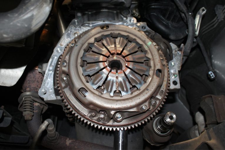 How to Fit a Clutch on a Peugeot 107 Professional Motor Mechanic