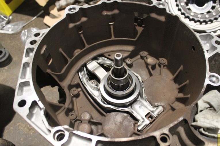 How to Fit a Clutch on an Audi A3 Professional Motor Mechanic