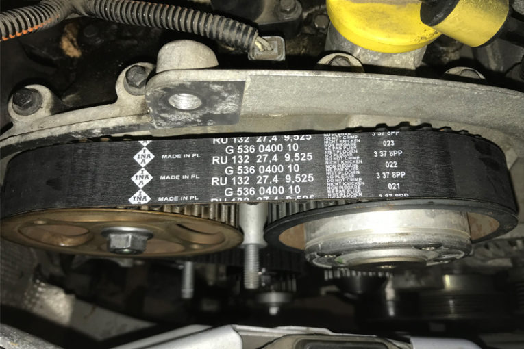 How to Replace the Timing Belt on a Renault Wind Professional Motor