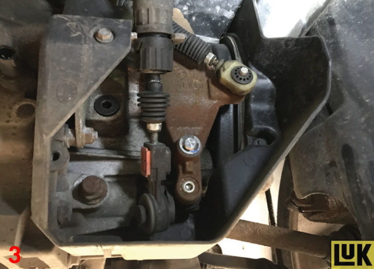 REPXPERT replaces the clutch in a Ford Focus Professional Motor Mechanic