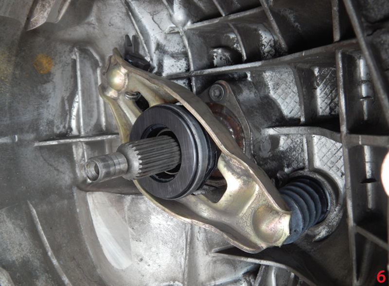 In this month’s Clutch Clinic, Charles Figgins, Technical Marketing Manager at Blue Print, presents a step-by-step guide to replacing the clutch on a 2008 Audi A4 Avant B7 2.0 TDi.