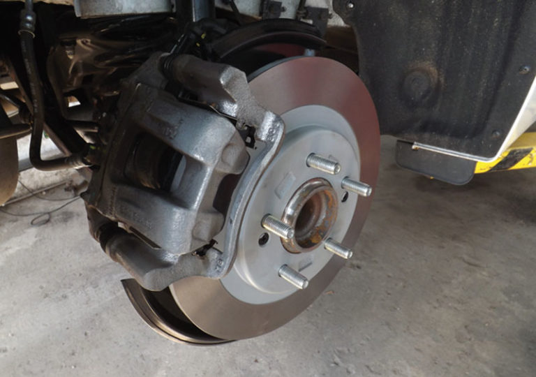 How to replace rear brake pads on a Hyundai i40 Professional Motor Mechanic