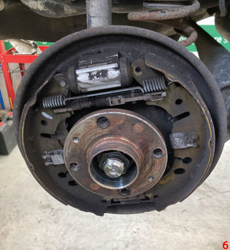 How to replace Vauxhall Corsa wheel bearings - Professional Motor Mechanic