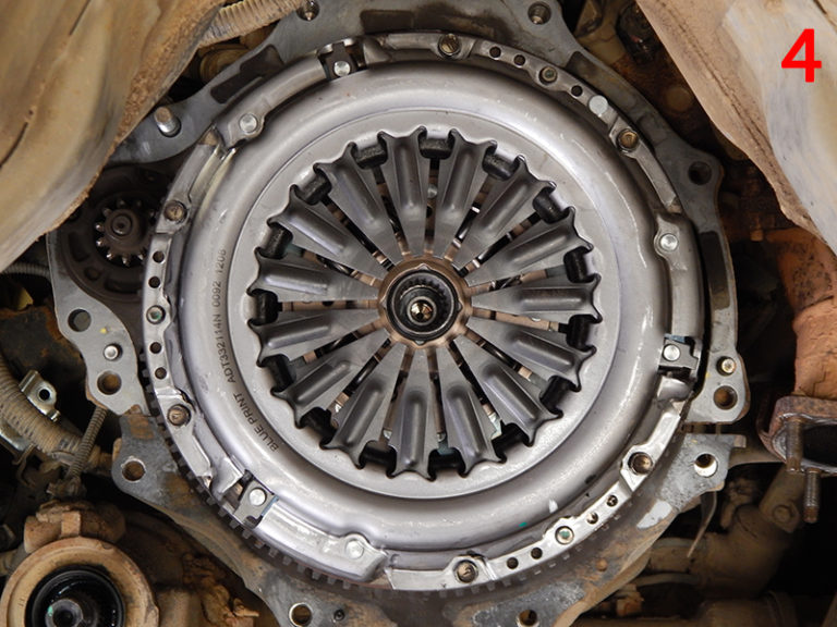 How to replace the clutch on a Toyota Hilux - Professional Motor Mechanic