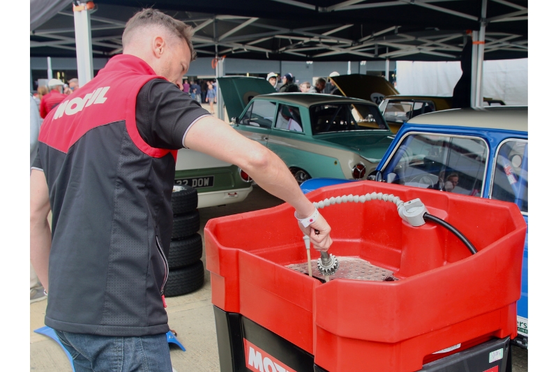 How to clean oily parts in an eco-friendly manner