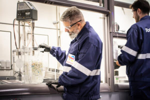 TotalEnergies explore the difference in engine oil