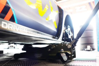 A guide for lifting vehicles