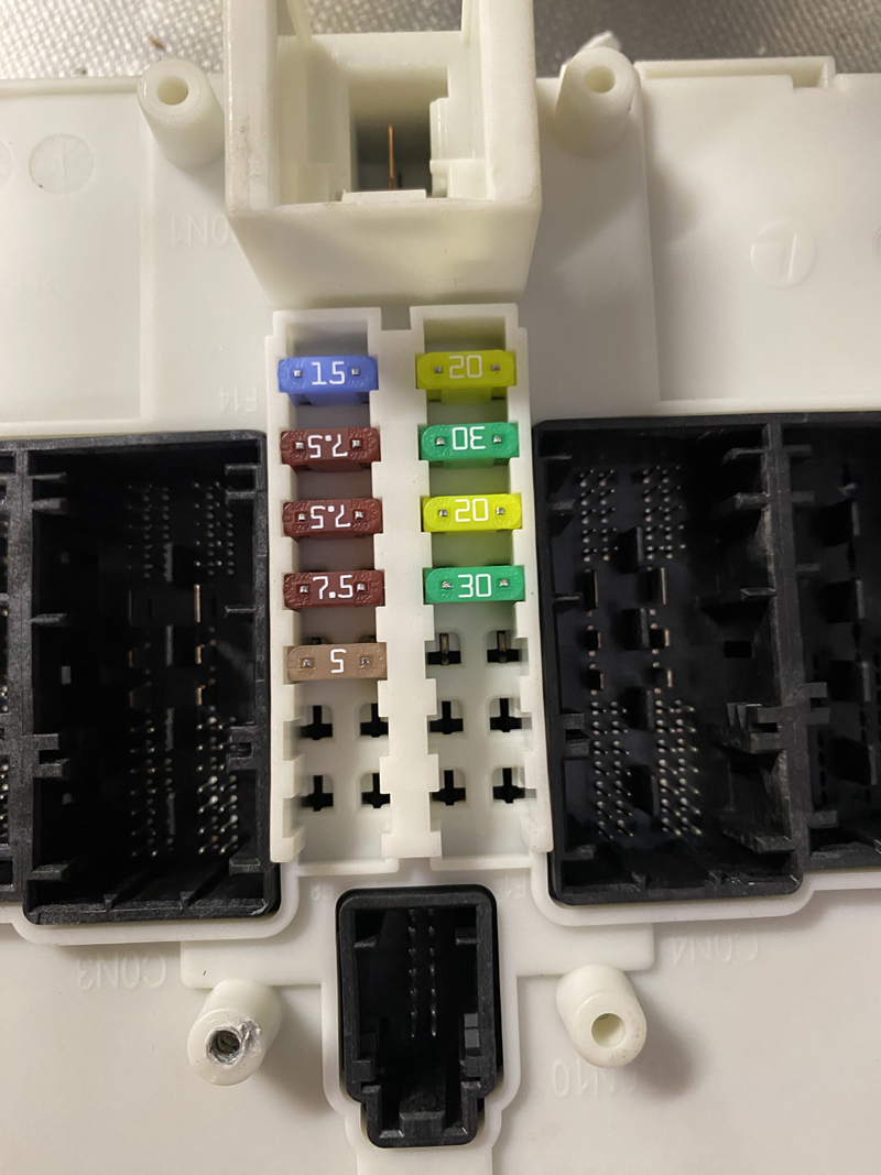 BMW F30: Entertainment panel fix