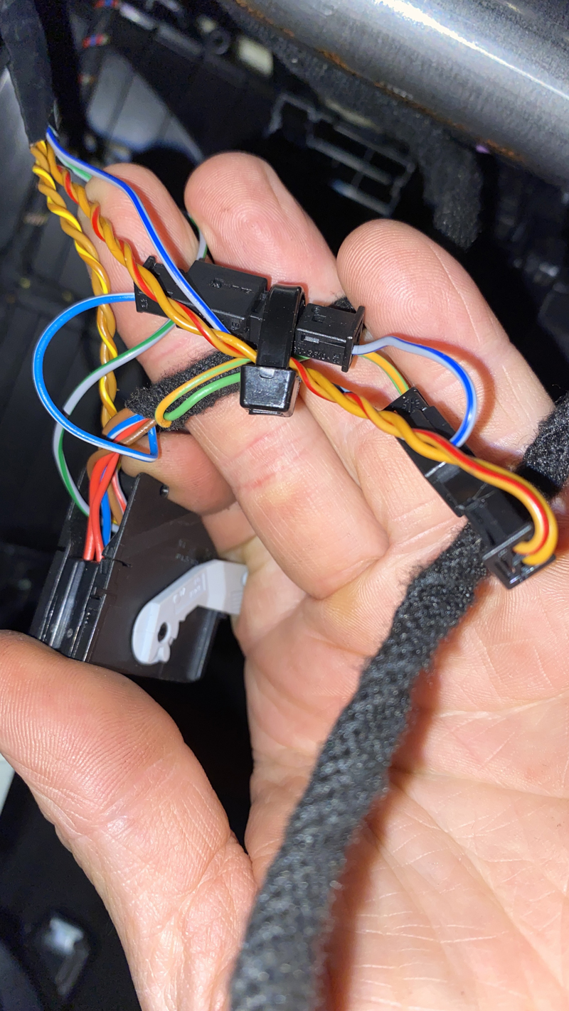 BMW F30: Entertainment panel fix